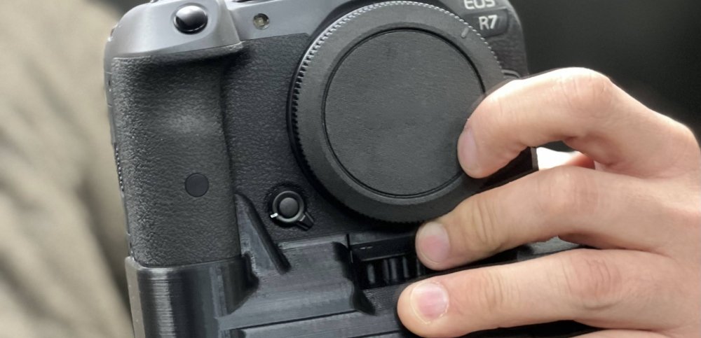 Battery Grip for Canon EOS R7 available soon