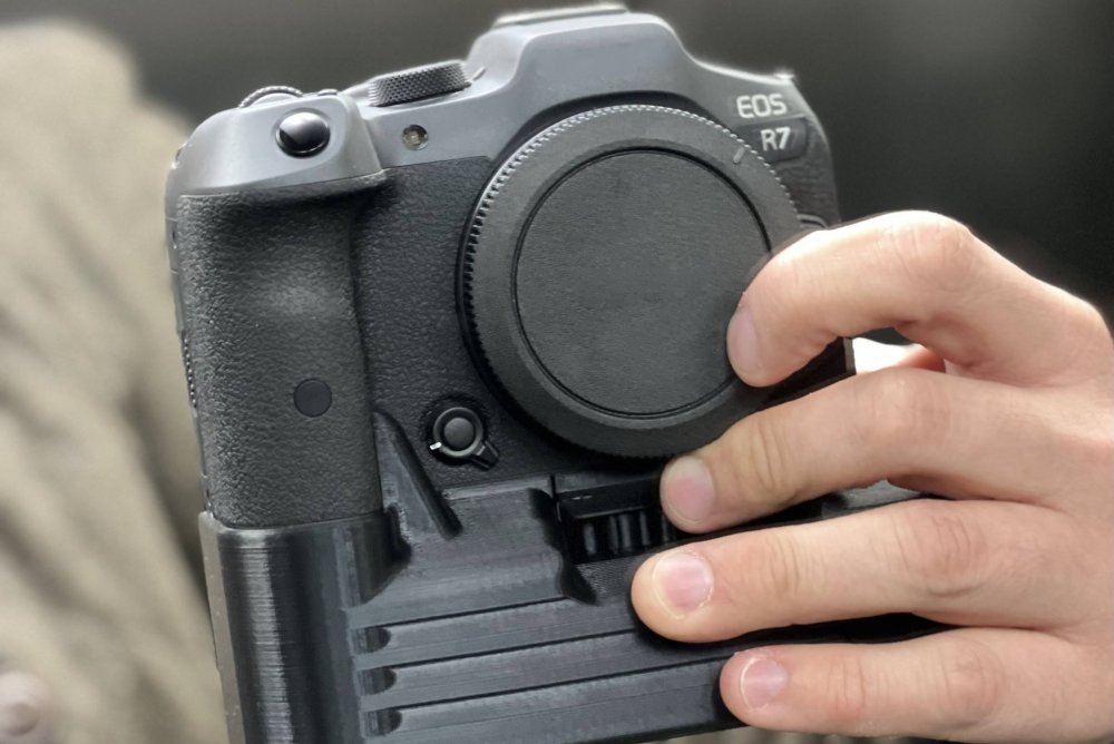 Battery Grip for Canon EOS R7 available soon