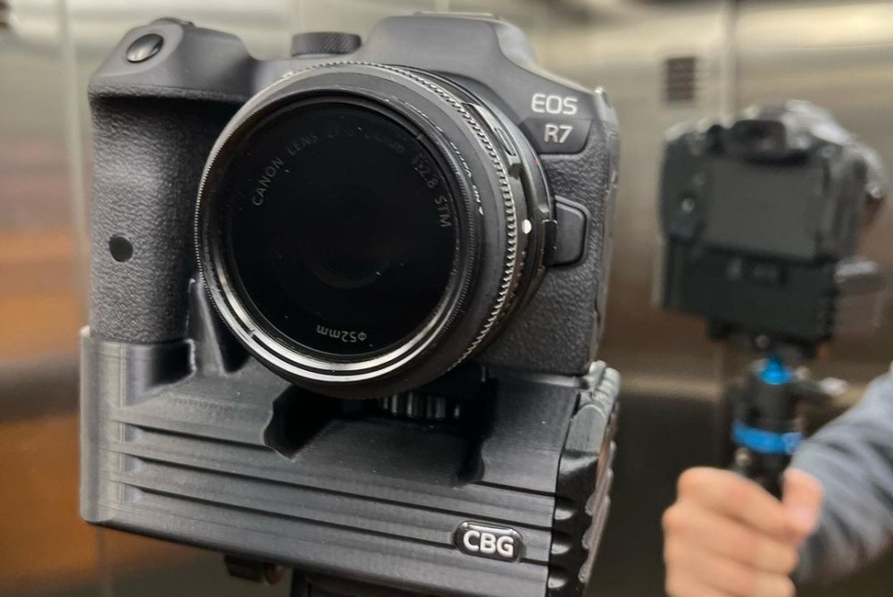 Battery Grip for Canon EOS R7 by Custom Battery Grips