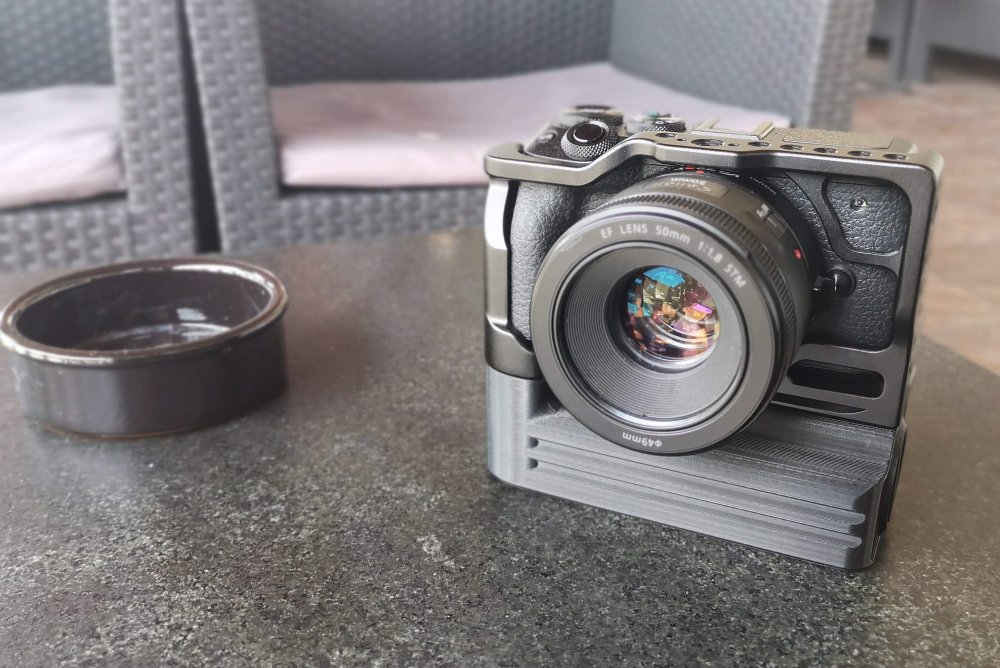 Our gear in urban environment - Cage and  Battery Add-On for M6 mark II 