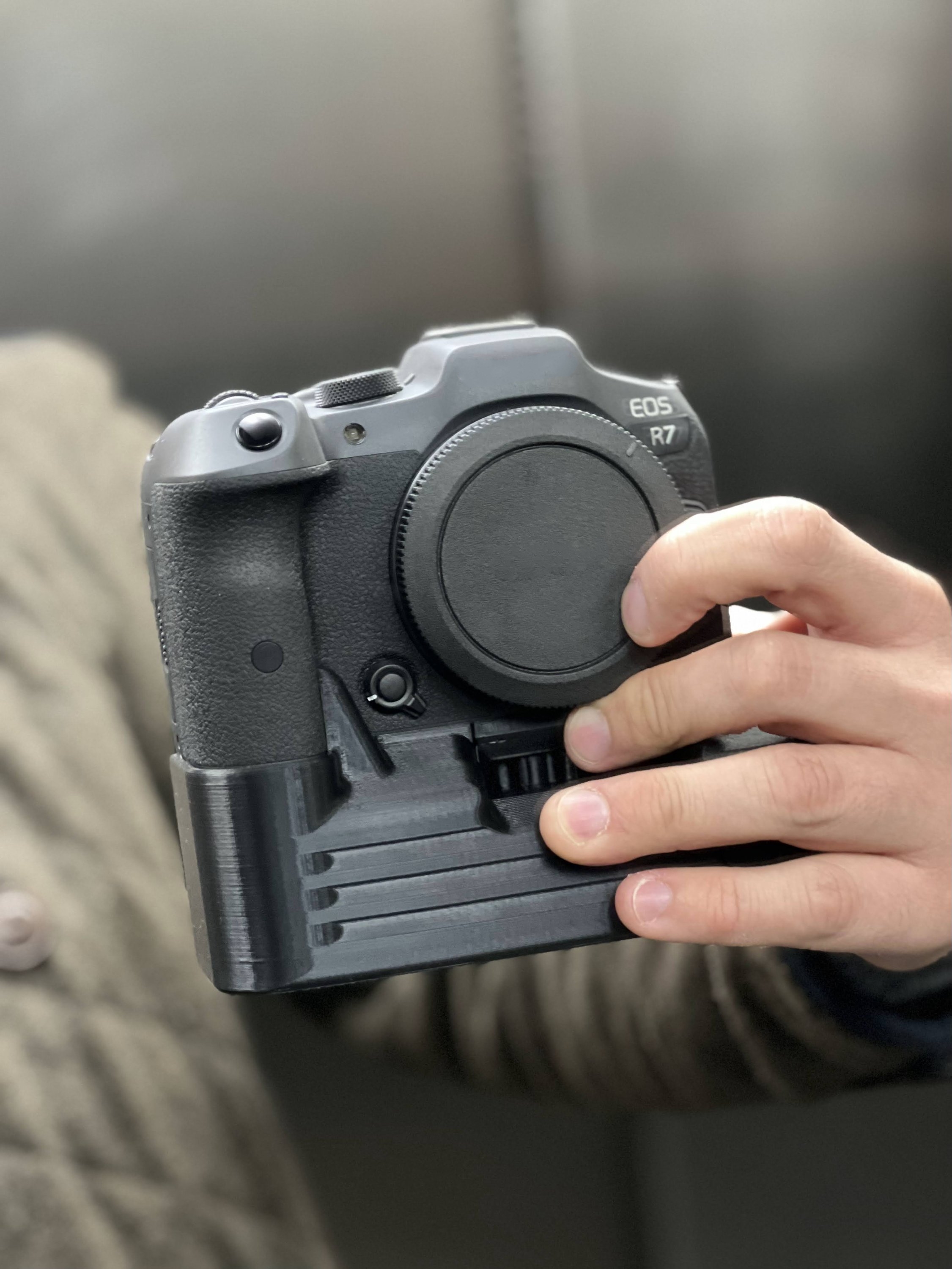 Battery Grip for Canon EOS R7 available soon